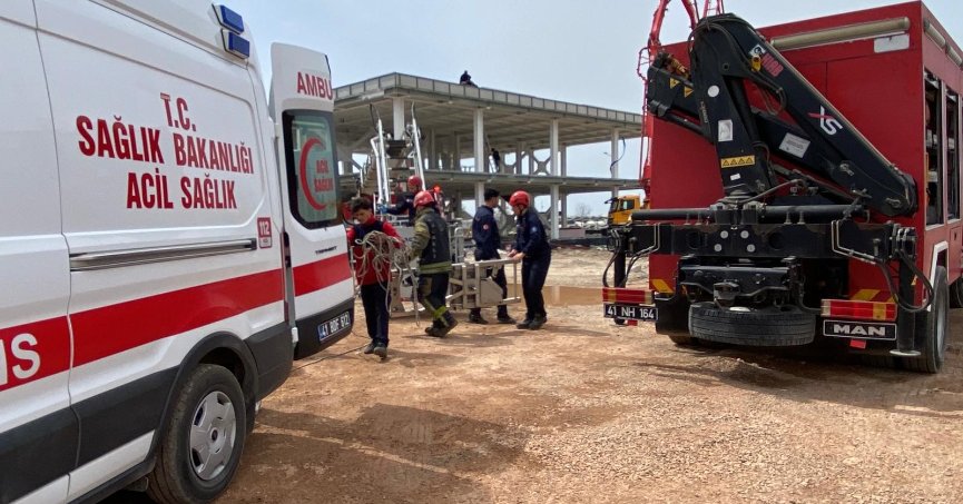 Beton perdah makinesinin çarptığı işçi ağır yaralandı