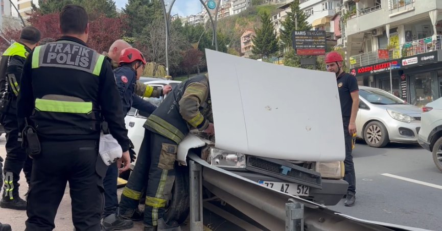  Kocaeli'de facianın eşiğinden dönüldü: Freni tutmayan otomobil bariyerlere çarptı