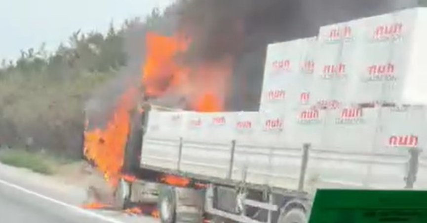 Seyir halindeki tır alevlere teslim oldu