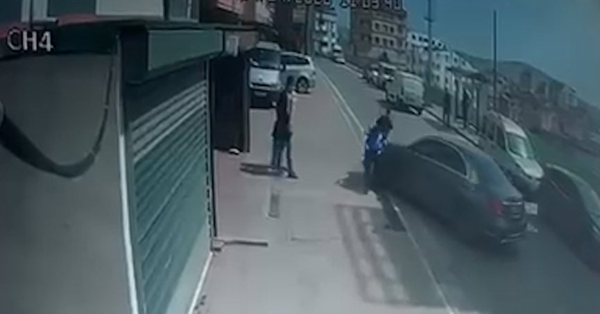 Çocuğunu tehdit ettiğini iddia ettiği motosikletliye otomobiliyle böyle çarptı