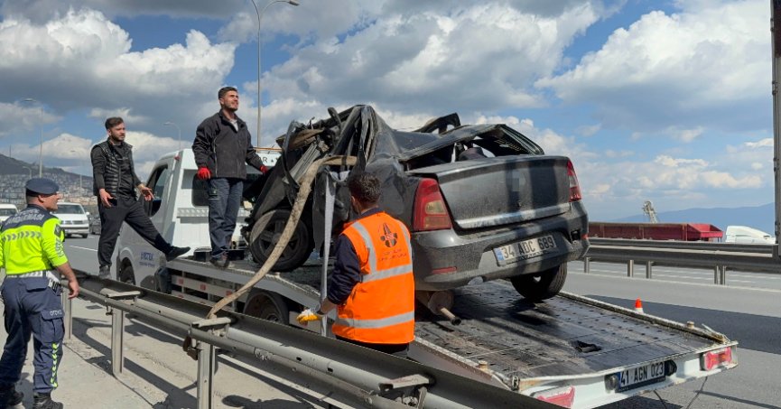 TEM’de otomobil yön levhasına saplandı: 1 kişi yaralandı