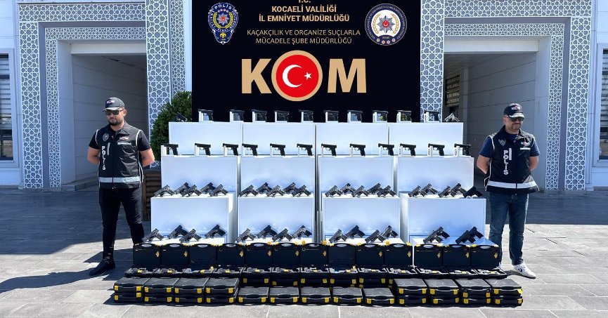 Bir minibüs dolusu silah ve malzemeleri ele geçirildi