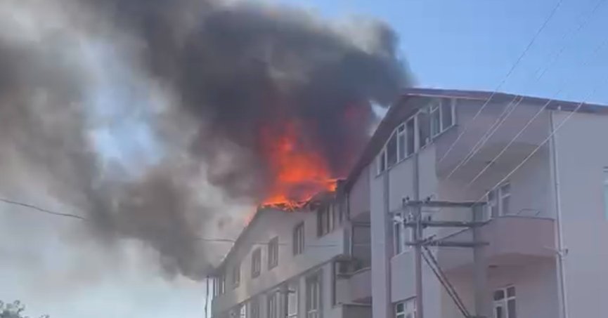  Kocaeli'de tadilatta olan binanın çatısı alevlere teslim oldu