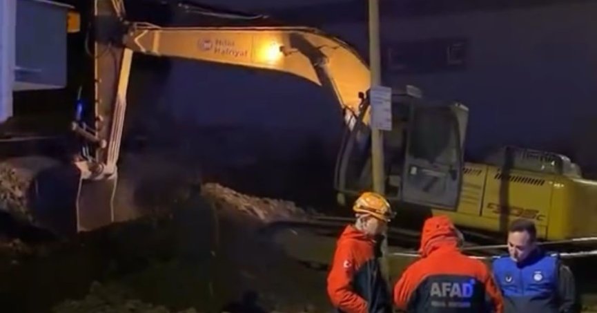 Temel kazısında toprak kaydı, çatırdama sesleri gelen 5 katlı bina boşaltıldı