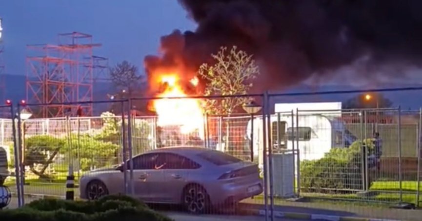 Otelin bahçesinde park halindeki karavan alev alev yandı