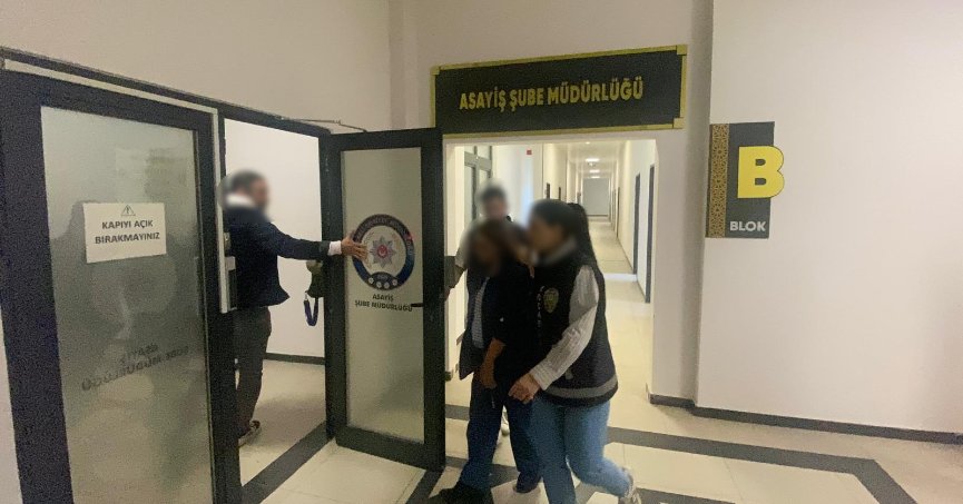 Evden ziynet eşyası ve nakit para çalan kadın yakalandı