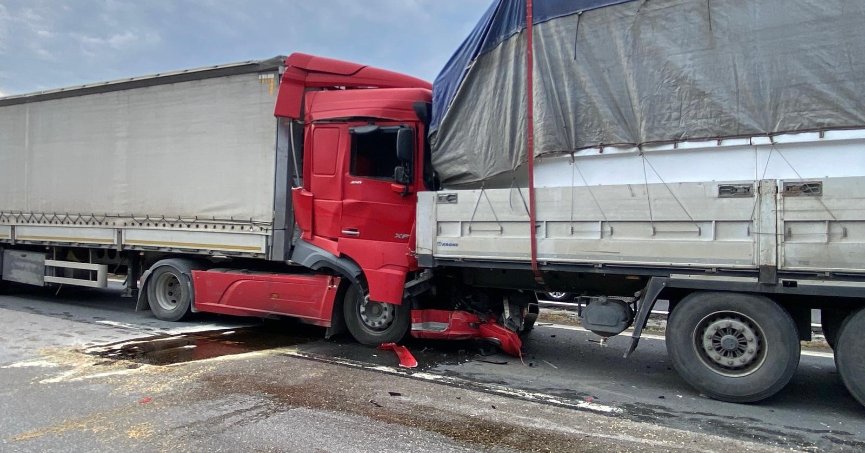  Kocaeli TEM'de 6 tır birbirine girdi: Ankara yönü trafiğe kapandı