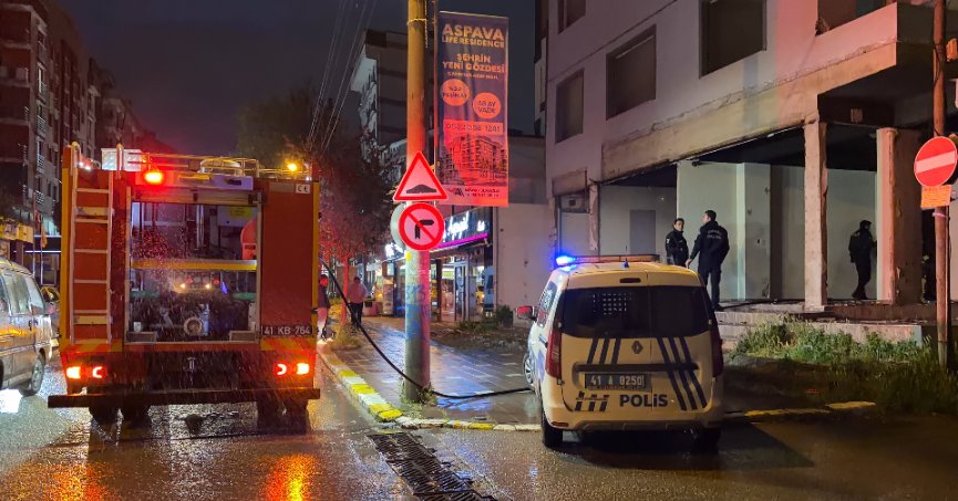  Kocaeli'de tahliye edilen binada yakılan ateş mahalleyi ayağa kaldırdı