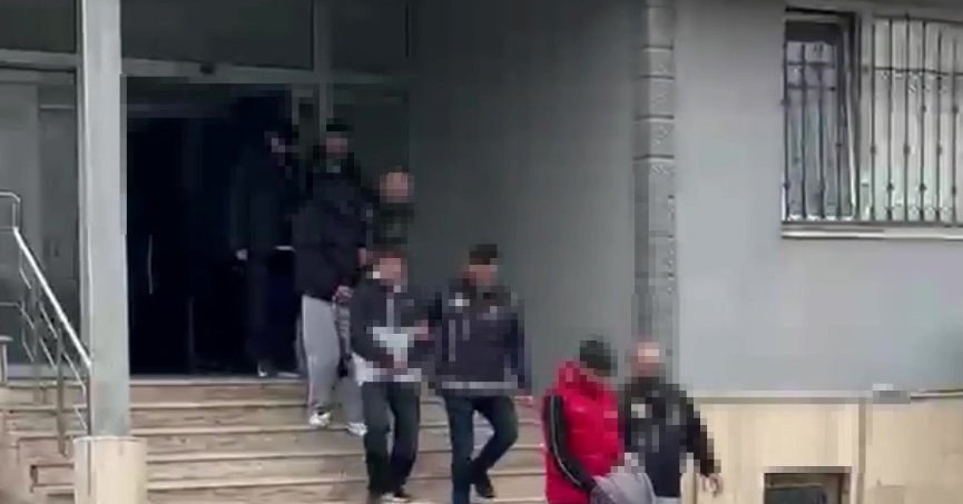 İş yerine kurşun yağdırdılar: İkametlerinde AK-47 fişeği ele geçirildi