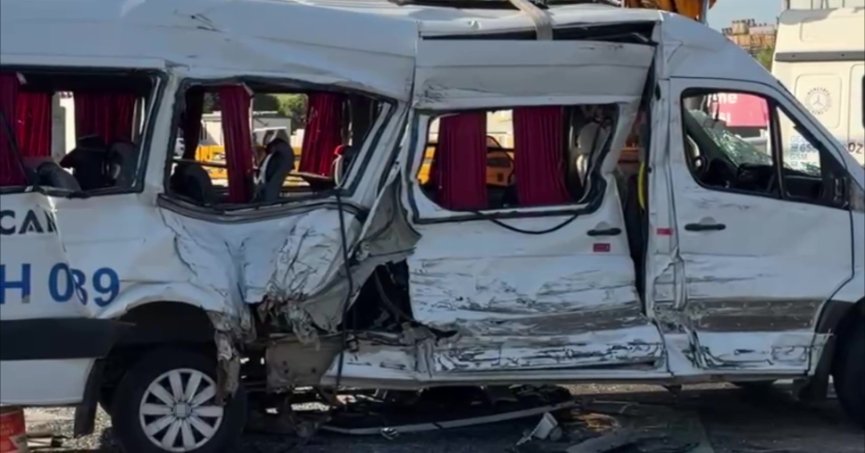 Tırla çarpışan işçi servisi devrildi: 8 yaralı