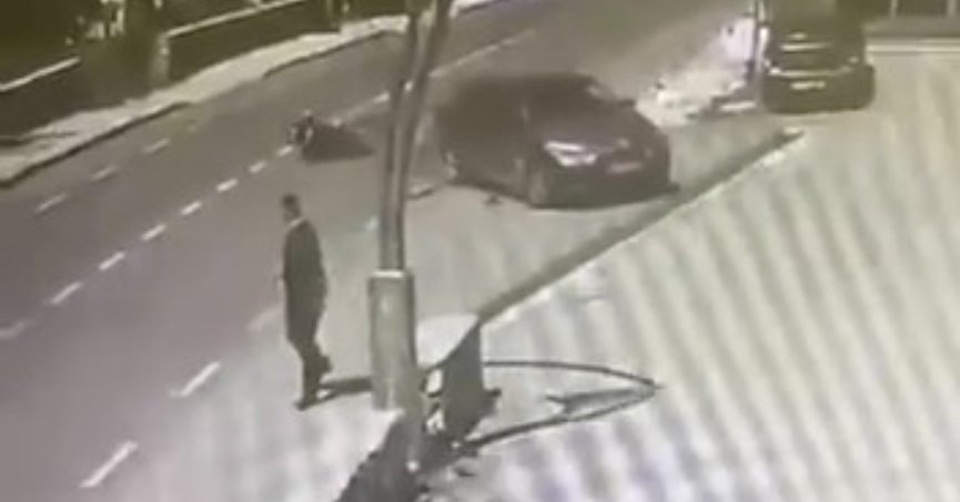 Otomobille çarpışan motosikletlinin kaza anı kameraya yansıdı