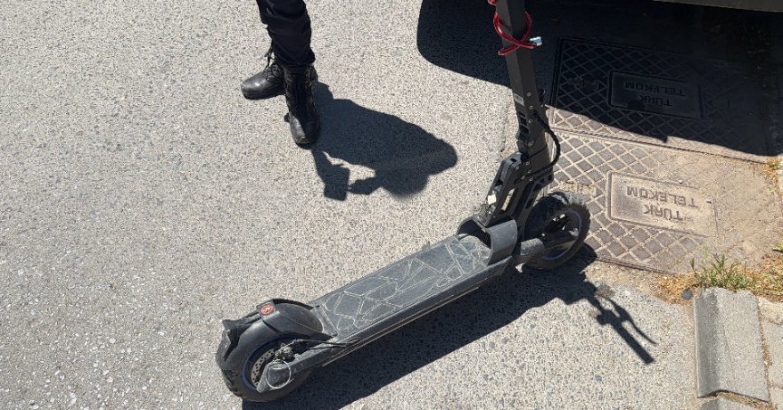  Park halindeki su tankerine çarpan scooter sürücüsü yaralandı