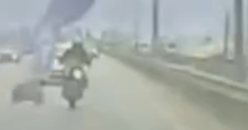  Köprüden sarkan reklam afişi motosikletliyi savurdu